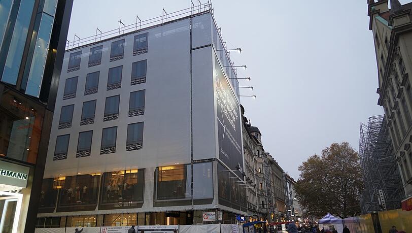 Verklebte Schaufenster, Bretterwände oder komplette Verhüllungen wie hier am früheren Schuhhaus Thomas zeugen vom großen Umbruch. Verklebte Schaufenster, Bretterwände oder komplette Verhüllungen wie hier am früheren Schuhhaus Thomas zeugen vom großen Umbruch.