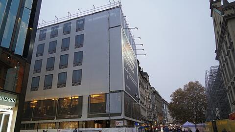 Verklebte Schaufenster, Bretterwände oder komplette Verhüllungen wie hier am früheren Schuhhaus Thomas zeugen vom großen Umbruch.
