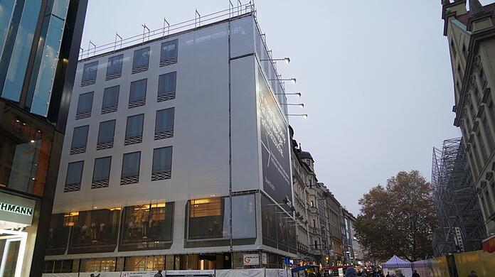 Verklebte Schaufenster, Bretterwände oder komplette Verhüllungen wie hier am früheren Schuhhaus Thomas zeugen vom großen Umbruch.
