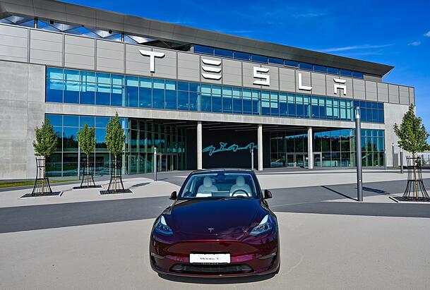Gehört zu den Autobauern, die Konzernen wie BMW laut Ferdinand Dudenhöffer immer mehr das Wasser abgraben: Ein Elektrofahrzeug vom Typ Tesla Model Y steht vor der Tesla-Gigafactory Berlin-Brandenburg. Gehört zu den Autobauern, die Konzernen wie BMW laut Ferdinand Dudenhöffer immer mehr das Wasser abgraben: Ein Elektrofahrzeug vom Typ Tesla Model Y steht vor der Tesla-Gigafactory Berlin-Brandenburg.