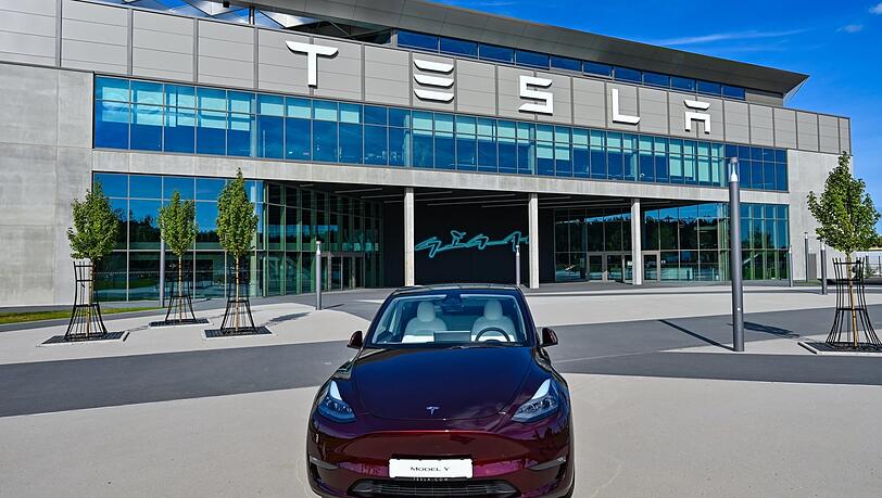 Gehört zu den Autobauern, die Konzernen wie BMW laut Ferdinand Dudenhöffer immer mehr das Wasser abgraben: Ein Elektrofahrzeug vom Typ Tesla Model Y steht vor der Tesla-Gigafactory Berlin-Brandenburg. Gehört zu den Autobauern, die Konzernen wie BMW laut Ferdinand Dudenhöffer immer mehr das Wasser abgraben: Ein Elektrofahrzeug vom Typ Tesla Model Y steht vor der Tesla-Gigafactory Berlin-Brandenburg.