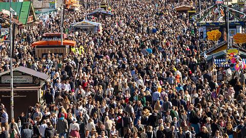 Auf dem Festgelände ist es voll.