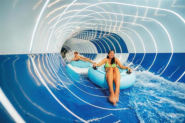 Neben Saunen und Dampfb&auml;dern gibt es auch gro&szlig;e Rutschen in Erding.