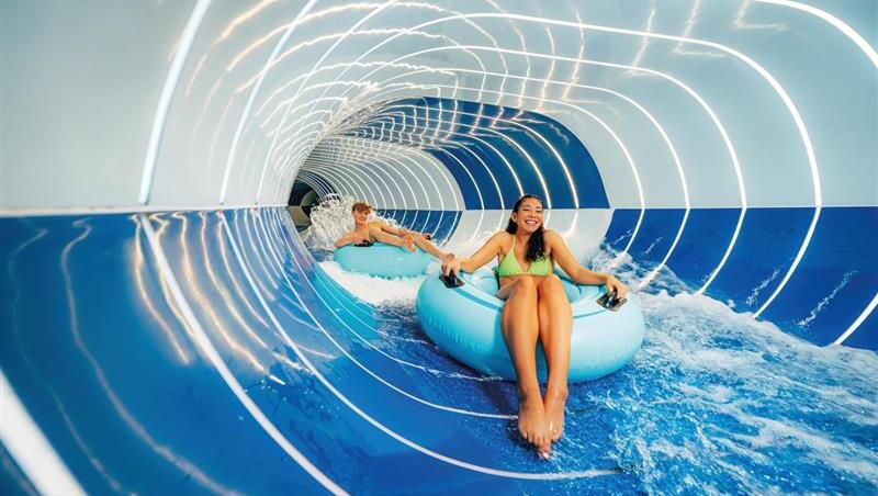 Neben Saunen und Dampfb&auml;dern gibt es auch gro&szlig;e Rutschen in Erding.