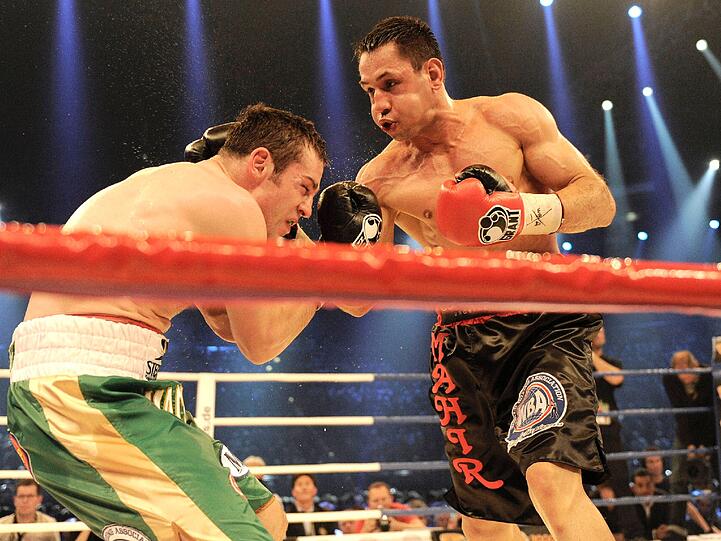 Knapp an einer Blamage vorbei: Im Kampf gegen Matthew Macklin (l.) musste Felix Sturm harte Gegentreffer hinnehmen.