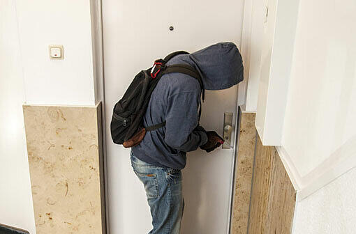 Wohnungseinbruch im Treppenhaus. (Symbolbild)