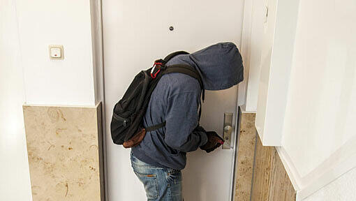 Wohnungseinbruch im Treppenhaus. (Symbolbild) Wohnungseinbruch im Treppenhaus. (Symbolbild)