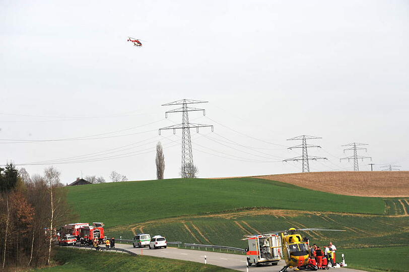 Ein Toter und zwei Schwerverletzte - so lautet die schreckliche Bilanz eines Unfalls bei Vilsbiburg.