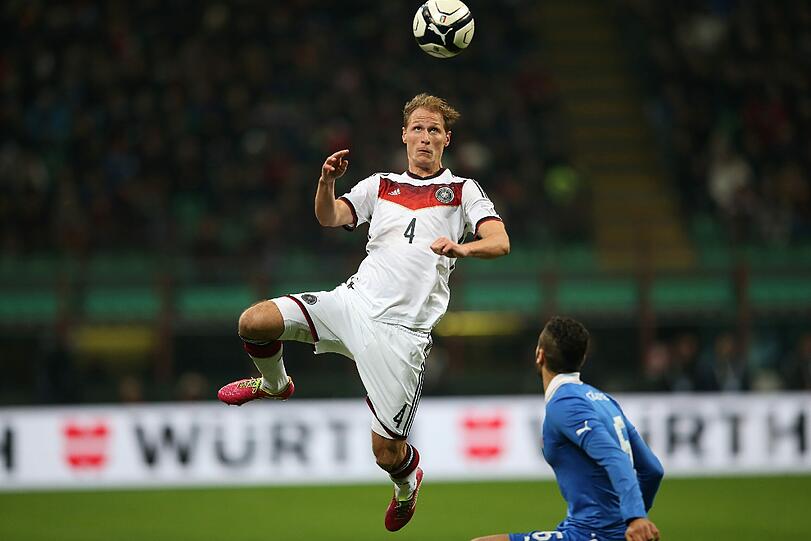 BENEDIKT HÖWEDES: Note 4
Wird er der DFB-Rafinha? Wenn Lahm bei Jogi künftig mittig spielt? Der Schalker mit gutem Kopfball (11.).