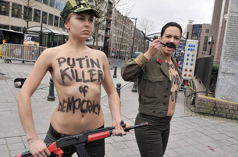 Eine trug eine Uniformjacken der roten Armee und einen angeklebten Schnurrbärte, die andere hatte eine Maschinenpistole aus Plastik dabei.
