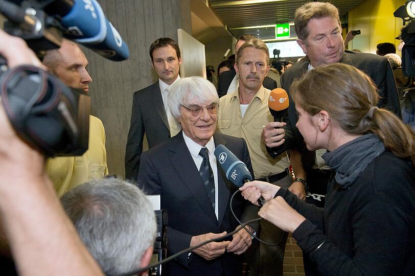 Bernie Ecclestone bleibt ein freier Mann. Staatsanwaltschaft und Richter haben gegen eine Rekordzahlung von 100 Millionen Dollar die Einstellung des Bestechungsverfahrens verfügt.