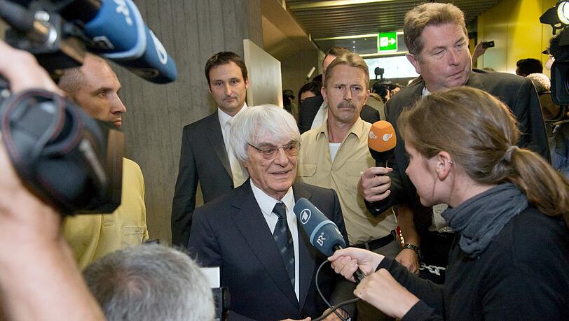 Bernie Ecclestone bleibt ein freier Mann. Staatsanwaltschaft und Richter haben gegen eine Rekordzahlung von 100 Millionen Dollar die Einstellung des Bestechungsverfahrens verfügt.