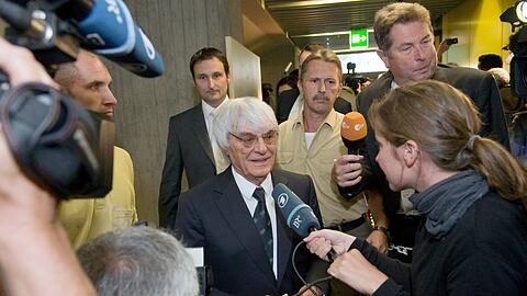 Bernie Ecclestone bleibt ein freier Mann. Staatsanwaltschaft und Richter haben gegen eine Rekordzahlung von 100 Millionen Dollar die Einstellung des Bestechungsverfahrens verfügt.