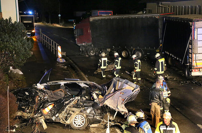 Der BMW wurde bei dem Zusammenprall mit dem Lkw regelrecht zerfetzt.