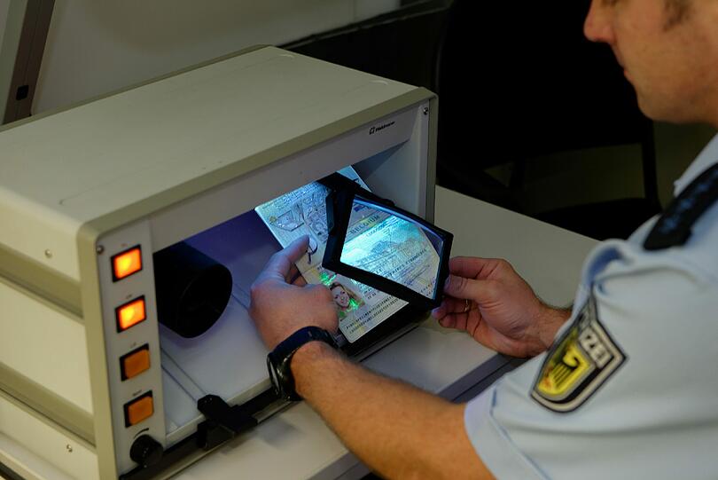 Immer wieder versuchen Reisende die Bundespolizisten bei der Grenzkontrolle über ihre wahre Identität zu täuschen. Sei es mit gefälschten Dokumenten oder, wie in den beiden Fällen vom Wochenende, mit Pässen oder Ausweisen anderer Personen.