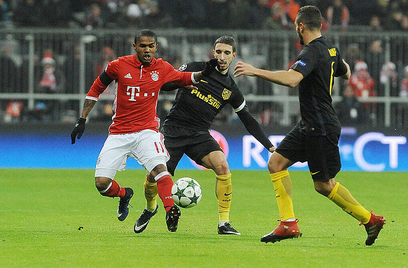 Douglas Costa (links) im Duell mit dem Madrilenen Koke.