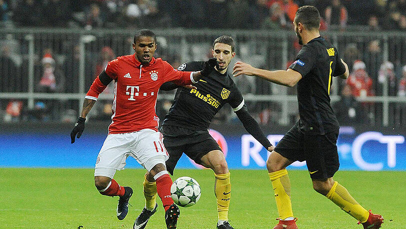 Douglas Costa (links) im Duell mit dem Madrilenen Koke. Douglas Costa (links) im Duell mit dem Madrilenen Koke.