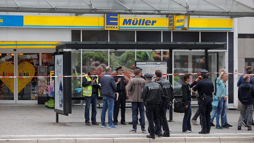 Die Polizei an dem Supermarkt in Hamburg. Ein Mann hatte dort mehrere Menschen angegriffen.