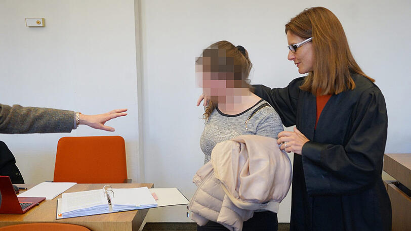 Csilla H. mit ihrer Anwältin Christina Keil.