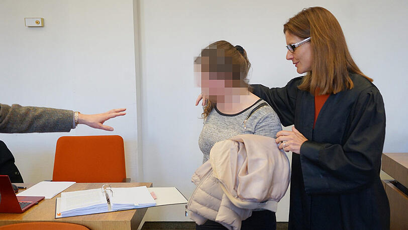 Csilla H. mit ihrer Anwältin Christina Keil. Csilla H. mit ihrer Anwältin Christina Keil.