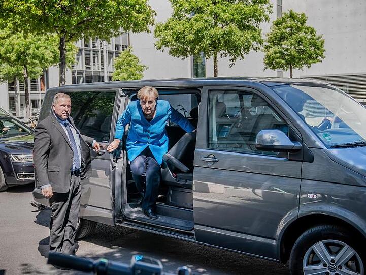 Während der Corona-Krise lässt sich die Kanzlerin häufig in dem Minibus chauffieren, um die Abstandsregeln einzuhalten.