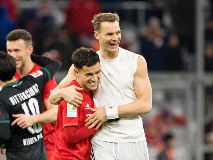 Philippe Coutinho (l.) jubelt nach Spielende gegen Werder Bremen mit Torwart Manuel Neuer. Foto: Matthias Balk/dpa