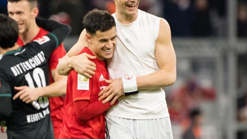 Philippe Coutinho (l.) jubelt nach Spielende gegen Werder Bremen mit Torwart Manuel Neuer. Foto: Matthias Balk/dpa