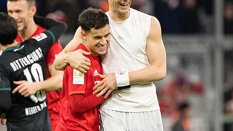 Philippe Coutinho (l.) jubelt nach Spielende gegen Werder Bremen mit Torwart Manuel Neuer. Foto: Matthias Balk/dpa