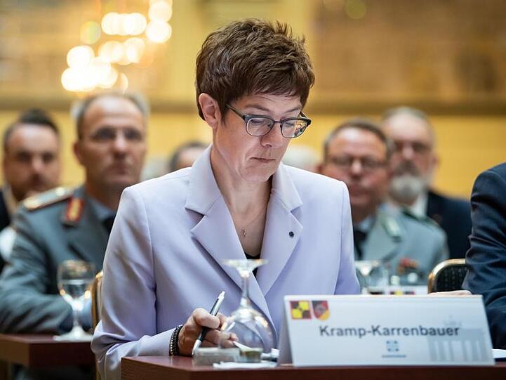 Annegret Kramp-Karrenbauer (CDU), Verteidigungsministerin. Foto: Bernd von Jutrczenka/dpa/Archivbild