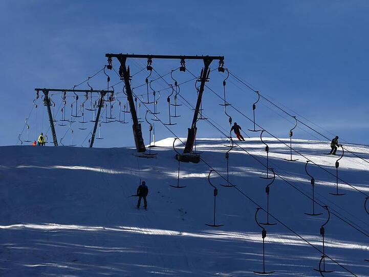 Wintersportler fahren im Skigebiet Grasgehren am Riedberger Horn in einem Schlepplift. Foto: Karl-Josef Hildenbrand/Archivbild