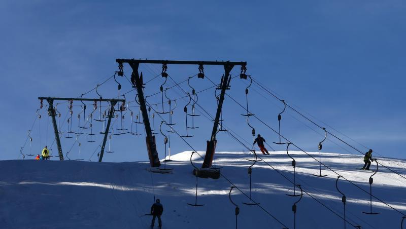 Wintersportler fahren im Skigebiet Grasgehren am Riedberger Horn in einem Schlepplift. Foto: Karl-Josef Hildenbrand/Archivbild Wintersportler fahren im Skigebiet Grasgehren am Riedberger Horn in einem Schlepplift. Foto: Karl-Josef Hildenbrand/Archivbild