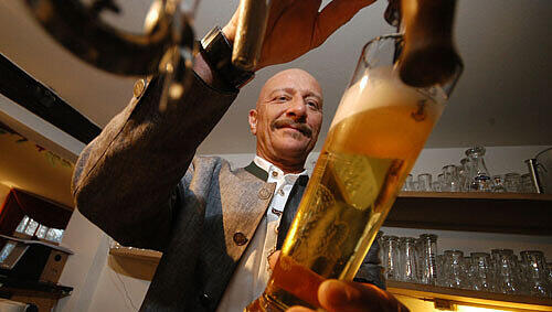 Der Geschäftsführer des „Kettensteg“, Josef Prietl, beim Bierzapfen. Er würde gegen ein Freibierverbot auf die Straße gehen: „Das muss man schon den Wirten überlassen, wann sie wem was ausgeben“. Der Geschäftsführer des „Kettensteg“, Josef Prietl, beim Bierzapfen. Er würde gegen ein Freibierverbot auf die Straße gehen: „Das muss man schon den Wirten überlassen, wann sie wem was ausgeben“.