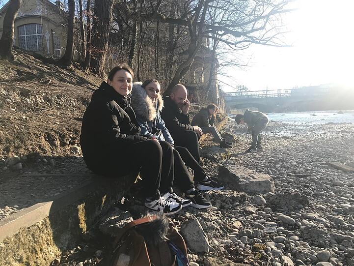 Lina mit Mama und Stiefpapa beim ersten Isarspaziergang. Die Kiesel sind nicht so weich wie der Sandstrand von Odessa, "aber trotzdem sehr schön".
