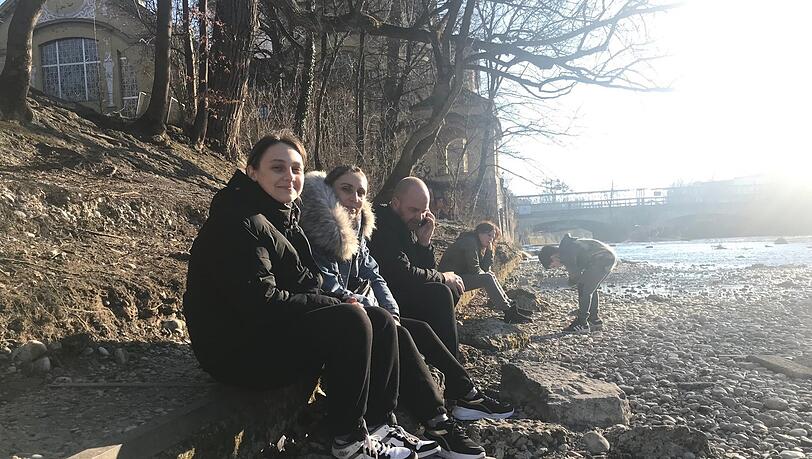Lina mit Mama und Stiefpapa beim ersten Isarspaziergang. Die Kiesel sind nicht so weich wie der Sandstrand von Odessa, "aber trotzdem sehr schön". Lina mit Mama und Stiefpapa beim ersten Isarspaziergang. Die Kiesel sind nicht so weich wie der Sandstrand von Odessa, "aber trotzdem sehr schön".