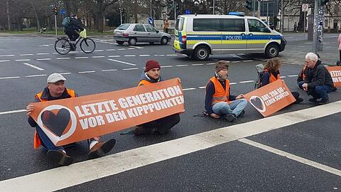 Aktivisten der "Letzten Generation" blockieren am Dienstagmorgen eine Straße in Mittersendling.