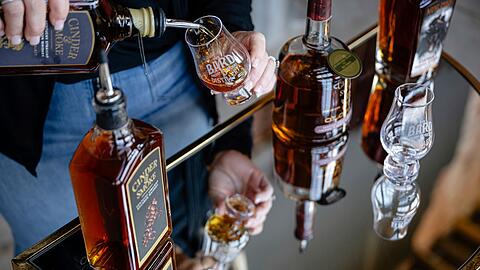 Whiskey aus den USA könnte in Deutschland bald teurer werden.