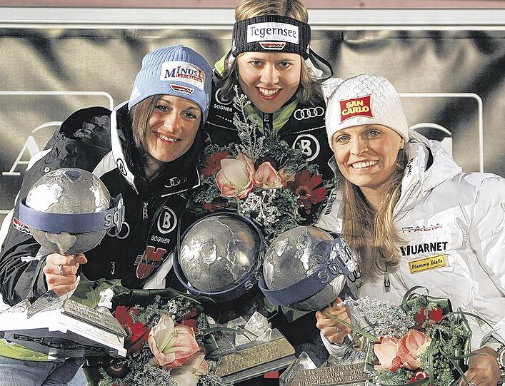 Das geht ja gut los: Doppelsieg beim Weltcup-Auftakt in Sölden für Viktoria Rebensburg (Mitte) und Kathrin Hölzl (links) vor der Italienerin Manuela Moelgg. Foto: imago