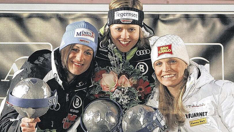 Das geht ja gut los: Doppelsieg beim Weltcup-Auftakt in Sölden für Viktoria Rebensburg (Mitte) und Kathrin Hölzl (links) vor der Italienerin Manuela Moelgg. Foto: imago Das geht ja gut los: Doppelsieg beim Weltcup-Auftakt in Sölden für Viktoria Rebensburg (Mitte) und Kathrin Hölzl (links) vor der Italienerin Manuela Moelgg. Foto: imago