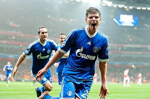 Schalkes Klaas-Jan Huntelaar jubelt über seinen Treffer gegen den FC Arsenal London.