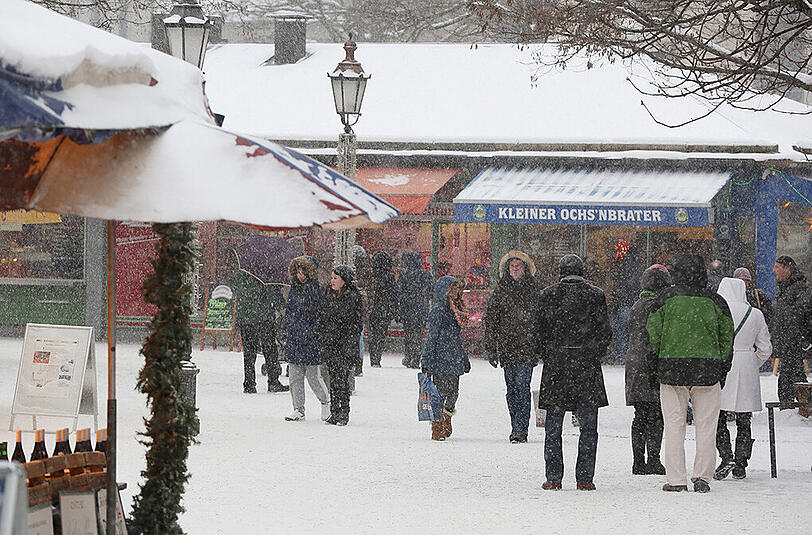So sieht der Winter in München aus: Schneetreiben am Viktualienmarkt.