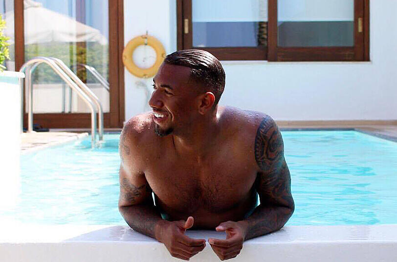 Jerome Bo0ateng genießt die letzten freien Tage bei Sonne und Pool. In wenigen Tagen geht es zur Nationalmannschaft.