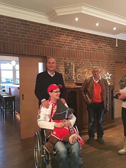 Bayern-Stars zum Anfassen: Die Bilder von den Adventsbesuchen bei den Fanclubs zum Durchklicken