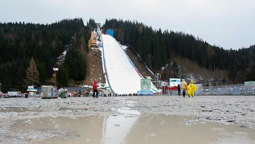 Die Skiflugschanze am Kulm. Beim Einfliegen stürzte ein österreischischer Skispringer schwer. Die Skiflugschanze am Kulm. Beim Einfliegen stürzte ein österreischischer Skispringer schwer.