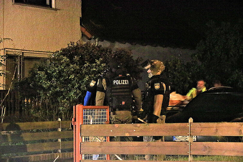 Ein bewaffneter Mann hielt den kleinen oberfränkischen Ort Reundorf am Sonntag in Atem - die Bilder vom SEK-Einsatz.