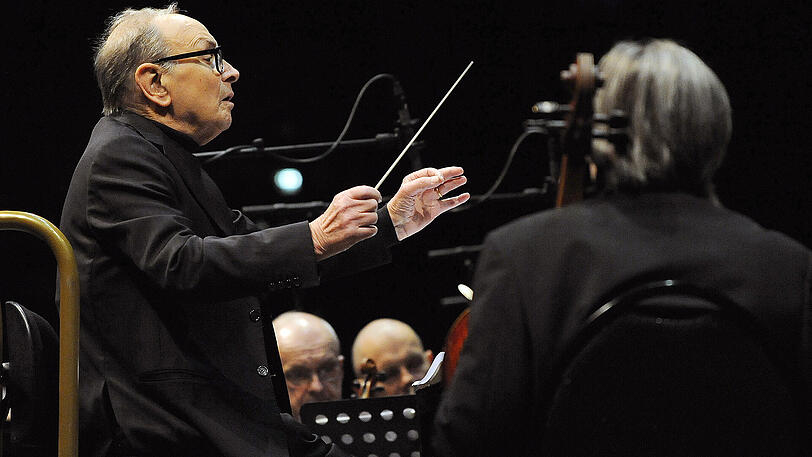 Der italienische Komponist und Dirigent Ennio Morricone hier bei einem Konzert in Prag.