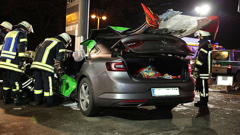 Das Auto ist nach dem Unfall vollkommen zerstört, der Fahrer schwer verletzt. Die Bilder aus Traunreut.