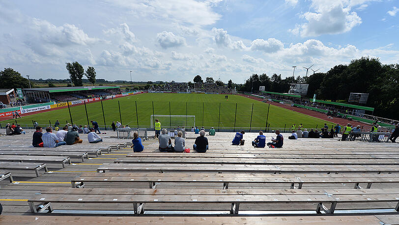 Das Kehdinger Stadion vom SV Drochtersen/Assel - hier ausgestattet mit Zusatztribünen.