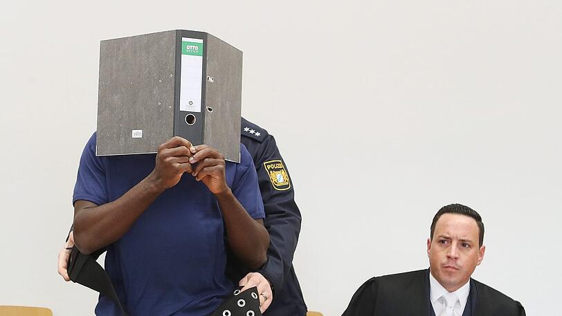 Der abgelehnte Asylbewerber Okwuazu O., hier mit seinem Verteidiger Philipp Pruy, will die Waffe nicht gegen die Polizisten gerichtet haben.