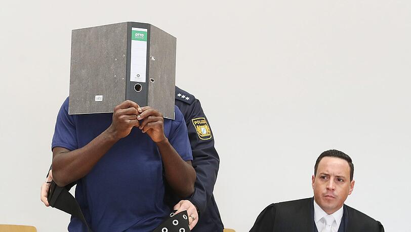 Der abgelehnte Asylbewerber Okwuazu O., hier mit seinem Verteidiger Philipp Pruy, will die Waffe nicht gegen die Polizisten gerichtet haben. Der abgelehnte Asylbewerber Okwuazu O., hier mit seinem Verteidiger Philipp Pruy, will die Waffe nicht gegen die Polizisten gerichtet haben.