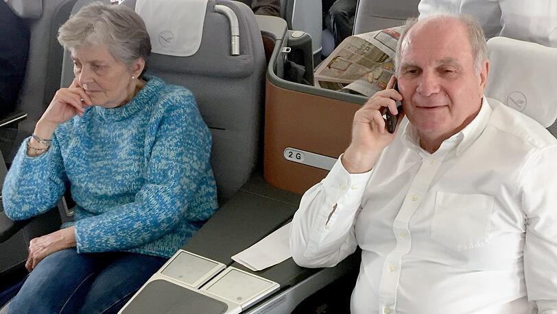 Ehrenpräsident Uli Hoeneß (rechts) telefoniert vor dem Start neben seiner Frau Susanne im Flugzeug nach London. Ehrenpräsident Uli Hoeneß (rechts) telefoniert vor dem Start neben seiner Frau Susanne im Flugzeug nach London.